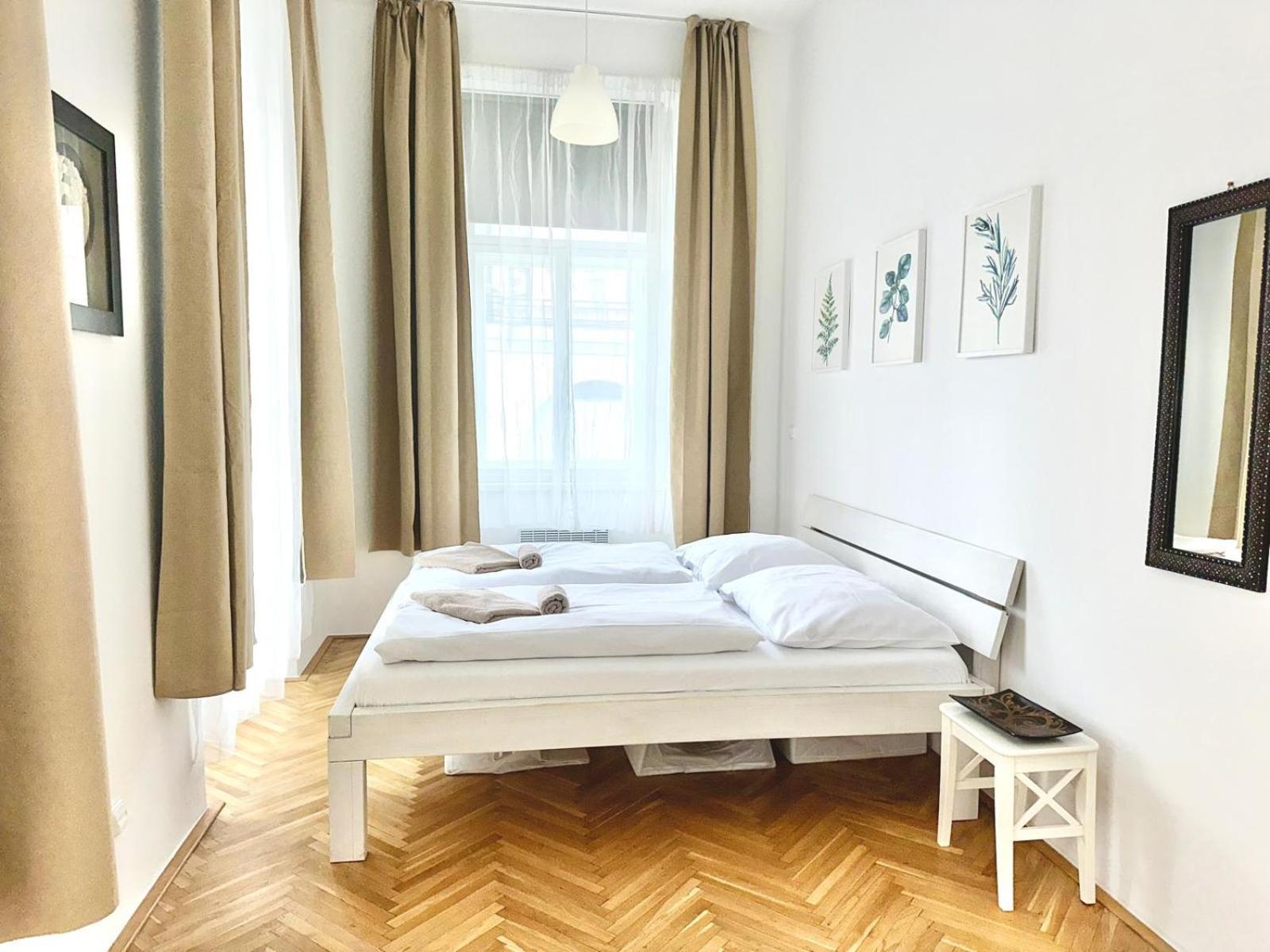 Viaduct View Apartment *